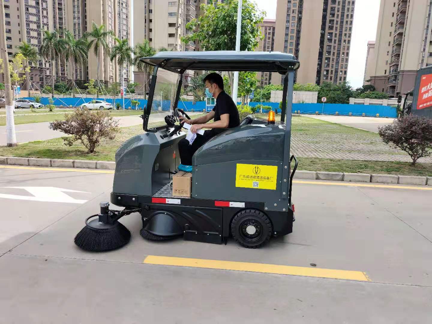 智能驅(qū)動(dòng)，潔凈未來(lái)：駕駛式掃地車的革新之路